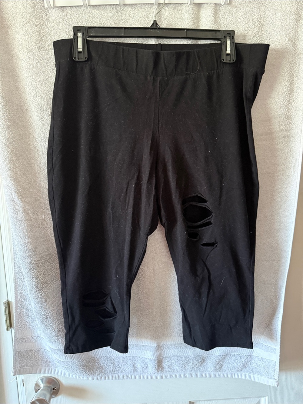 Black women Ripped Capri Leggings